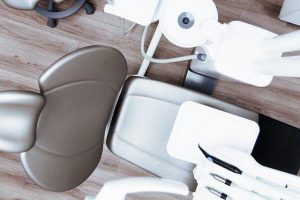 Ponudbo za nevidni zobni aparat Invisalign dobimo pri zobozdravnikih, na voljo pa so tudi alternative