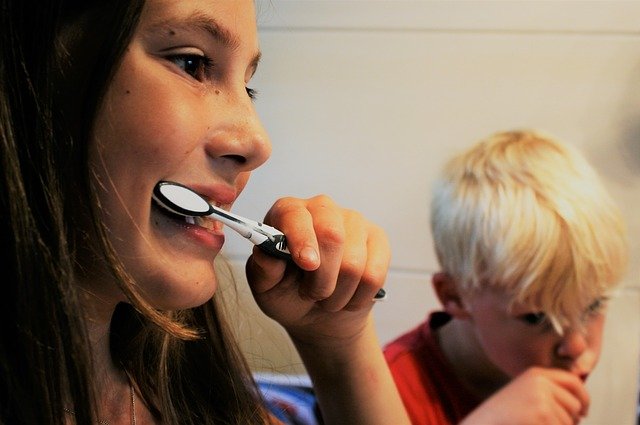 V prvi vrsti se paradontoza naslovi z rednim in pravilnim umivanjem zob